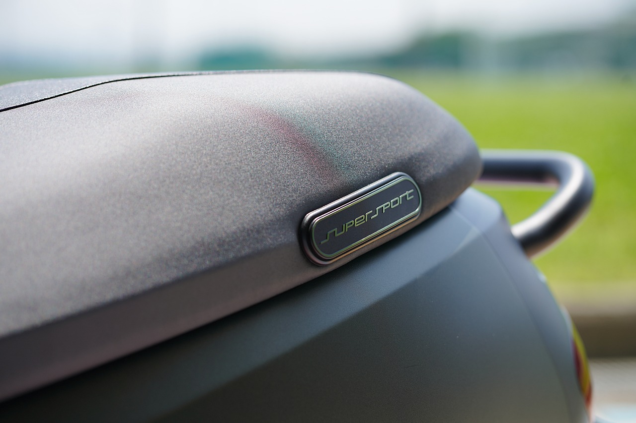 坐墊一側鑲著鋁合金 SuperSport 銘板，凸顯車款特色。