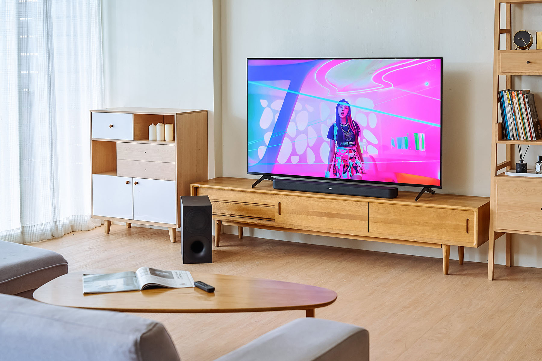 The soundbar of HT-S400 and the subwoofer are connected wirelessly and need to be connected to the power supply respectively, which allows the placement of the subwoofer more freely, and when adjusting the phase of the subwoofer, there is no need to worry about wiring. line problem.