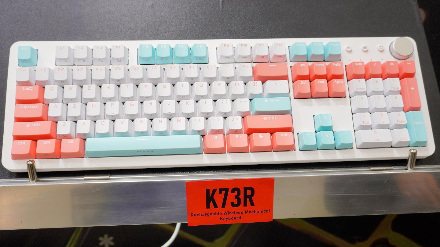 K73R無線機械鍵盤為K73M的無線版本，具有多功能旋鈕。圖為薄荷蜜桃配色。