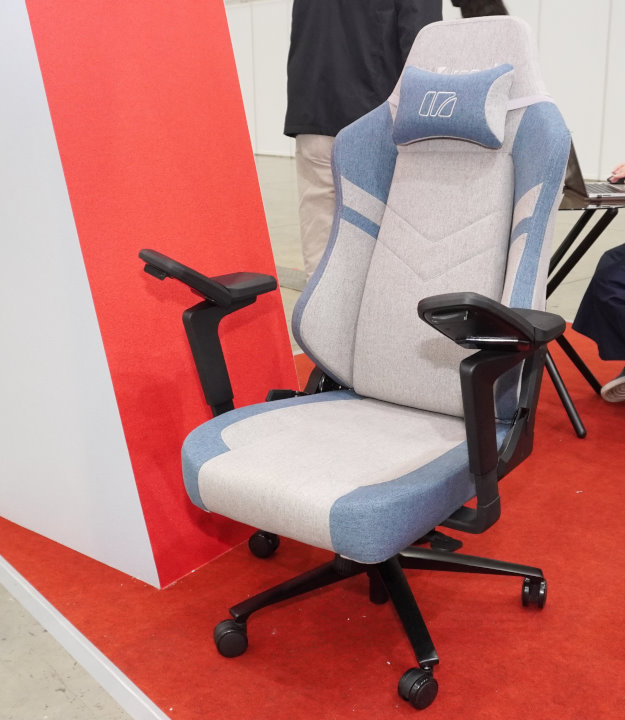 新推出的T28電腦椅具有特殊的可調式扶手，將其立起後可以提供操作手機時的手部支撐，降低遊玩手機時對手部的負擔。