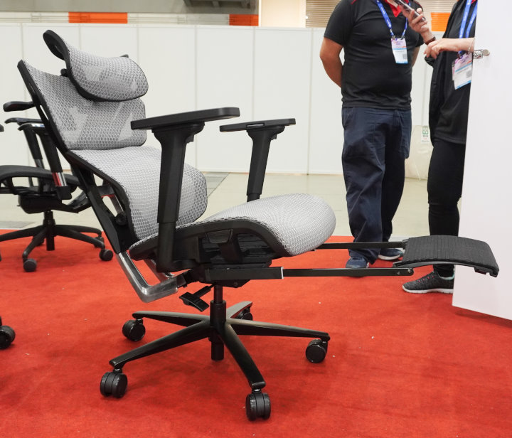 T27電腦椅採用通風的網布計，背部與腳墊都具有高度調整幅度。