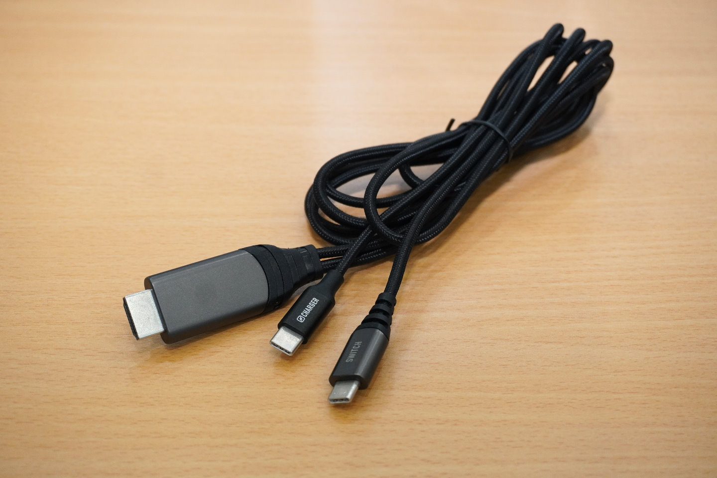 C10的一端Type-C連接至Switch主機，另一端Type-C與HDMI則連接至充電器與電視，只需1條傳輸線就可以取代Switch原廠底座。