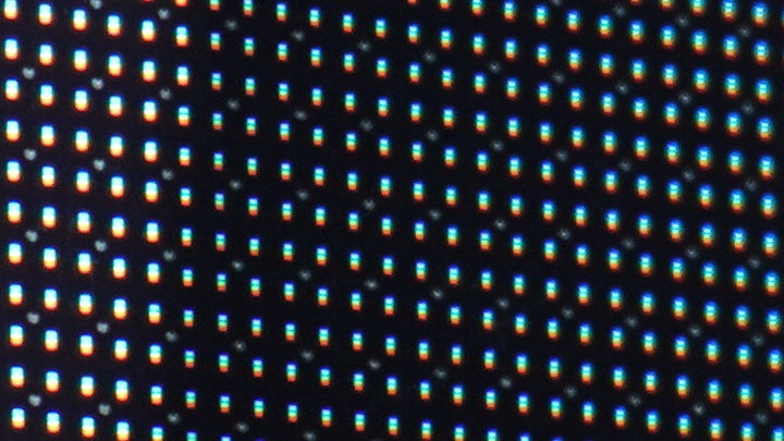 在將每個像素放大來看，都是由紅、綠、藍色LED組成，透過改變各色LED的亮度來呈現不同顏色。