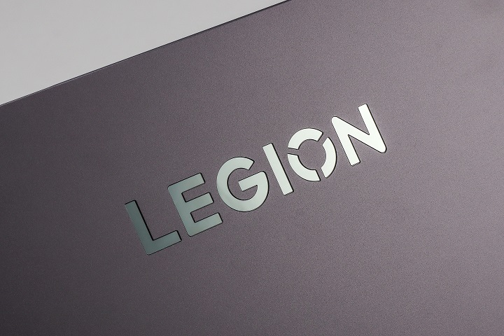 機身上沒有電競電常見的 RGB 燈光效果，將過去的 Legion 背光標誌，改為更直覺的「LEGION」品牌名。