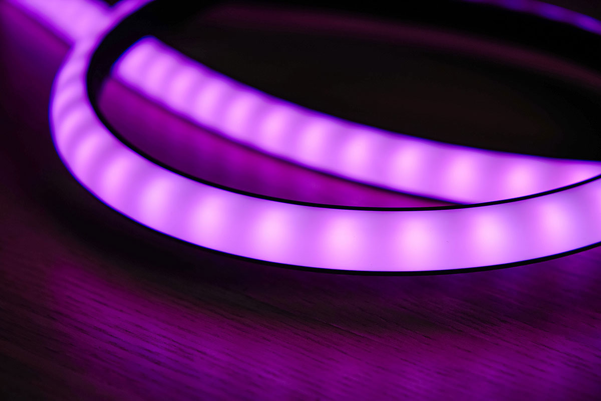 Philips Hue Play 漸變全彩情境燈帶的 LED 燈珠隱約可見。