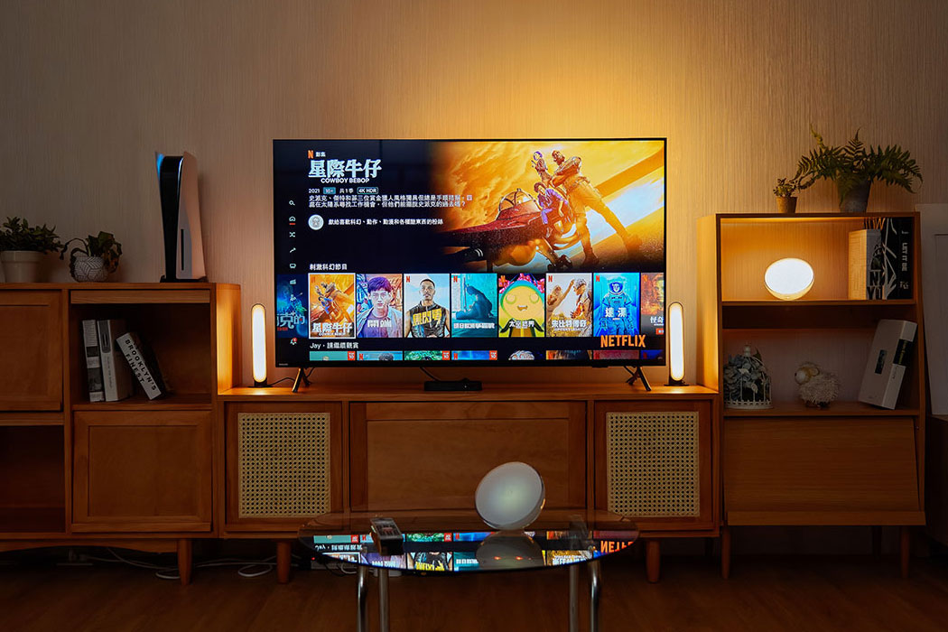 當然，大家常用的 Netflix 影音串流平台的內容，也能透過 Philips Hue Play 漸變全彩情境燈帶展示出更豐富的視覺體驗！