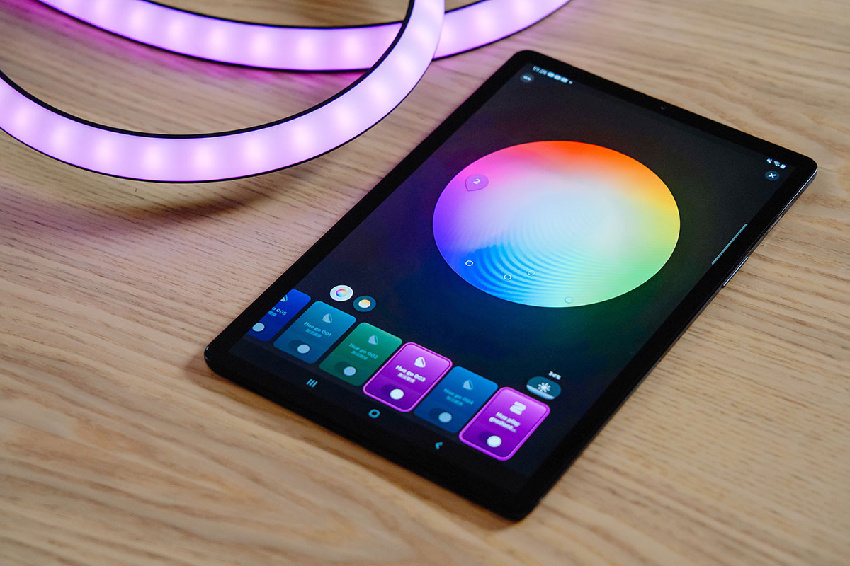 Philips Hue App 的調色工具也能自由地依據需求來配置出不同的色彩與亮度。