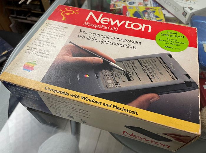 Apple TV+ 《太空使命》劇出現平行世界的蘋果Newton平板Newton MessagePad 120