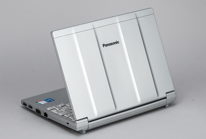 Panasonic Toughbook 系列電的外型辨度相當高，新款 CF-SV1 延續過去的外型，帽蓋式的上蓋計搶眼。