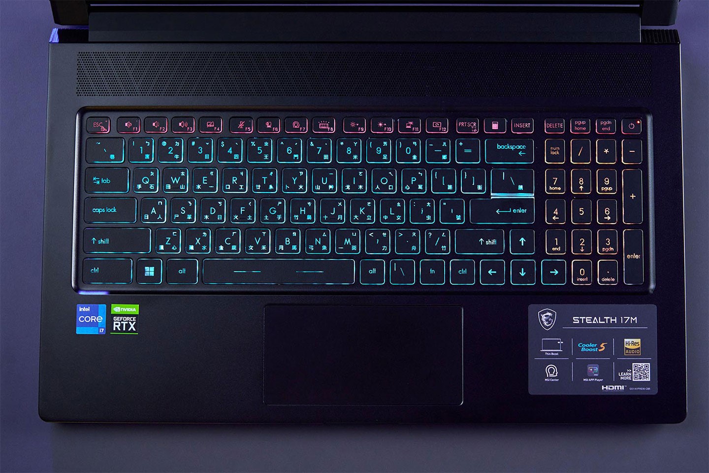 機身 C 面配置全尺寸島式鍵盤，配了色彩亮麗的背光燈效。