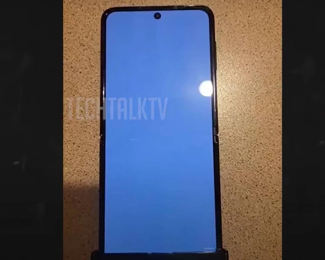 在外媒 Phone Arena 引述 YouTuber MR. TechTalk TV 的影片內容（原始影片已移除）可以看到疑似 Galaxy Z Flip4 實機的內螢幕摺痕幾乎完全看不到。