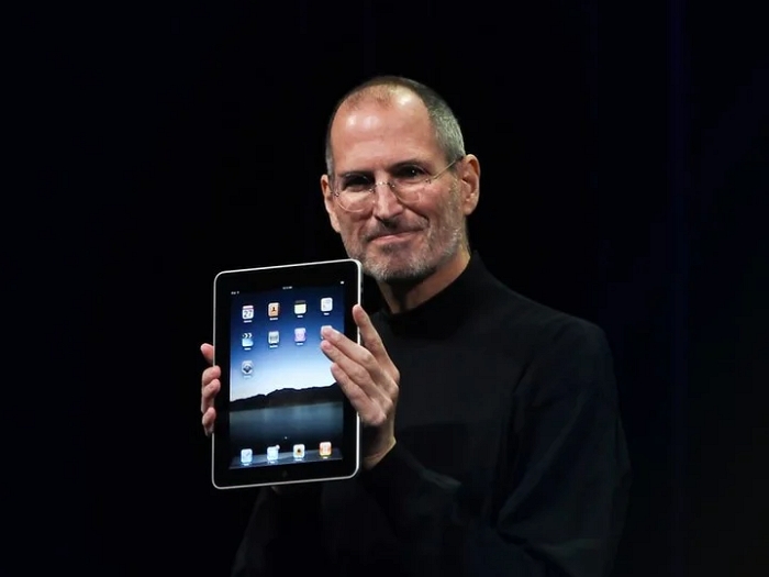 Steve Jobs 與初代 iPad 圖片來自：macrumors