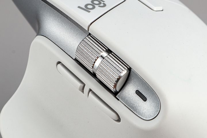 拇指轉輪同樣採用不銹鋼材質，預為水平滾動功能，下方配置兩枚側鍵。