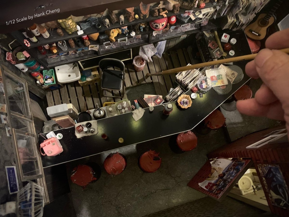 微縮模型作品《上坂照》完美復刻當年 TERU 酒吧的場景（照片提供：鴻展老師）
