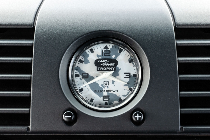 央儀錶板上方採用 Elliot Brown 訂製的 Land Rover Trophy 錶盤作為收尾，其獨特的錶盤與車身迷彩計相互呼應。