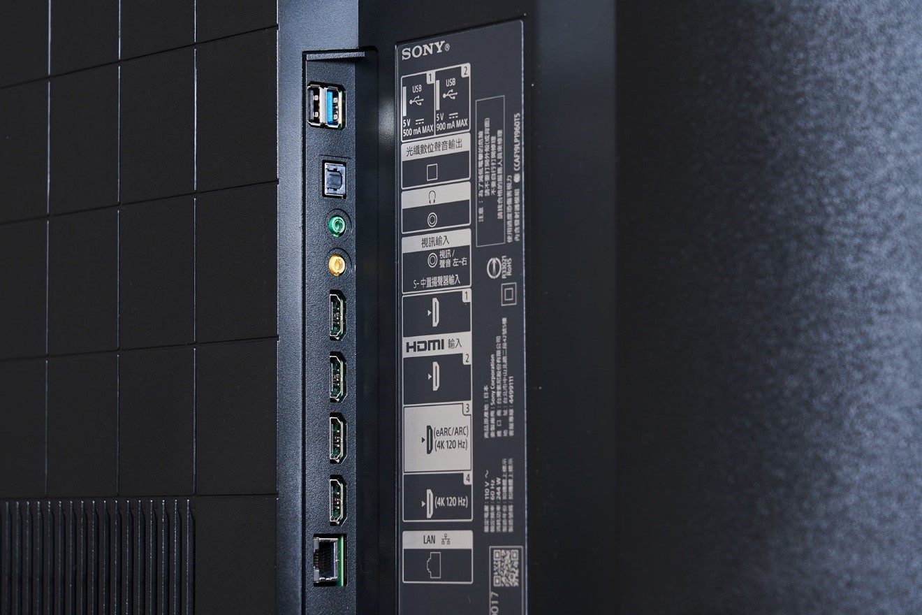 XRM-65X90K 配置的傳輸介面相當豐富，其的四組 HDMI 輸入介面包含兩組支援 4K 120Hz 的插槽，當的一組更支援 eARC 功能，另外 XRM-65X90K 還配置了兩組 USB-A 埠，方便使用者自行外接儲備，或可另外加購 BRAVIA CAM 攝影鏡，結合線上會、視訊軟體，滿足疫情時代下居家工作、習的需求；其他傳輸介面則包含 LAN 有線網路端、光纖數位音訊輸出端、耳機輸出端、A/V 複合式影音輸入端，相信已符合絕大多數家外接影音備的需求。