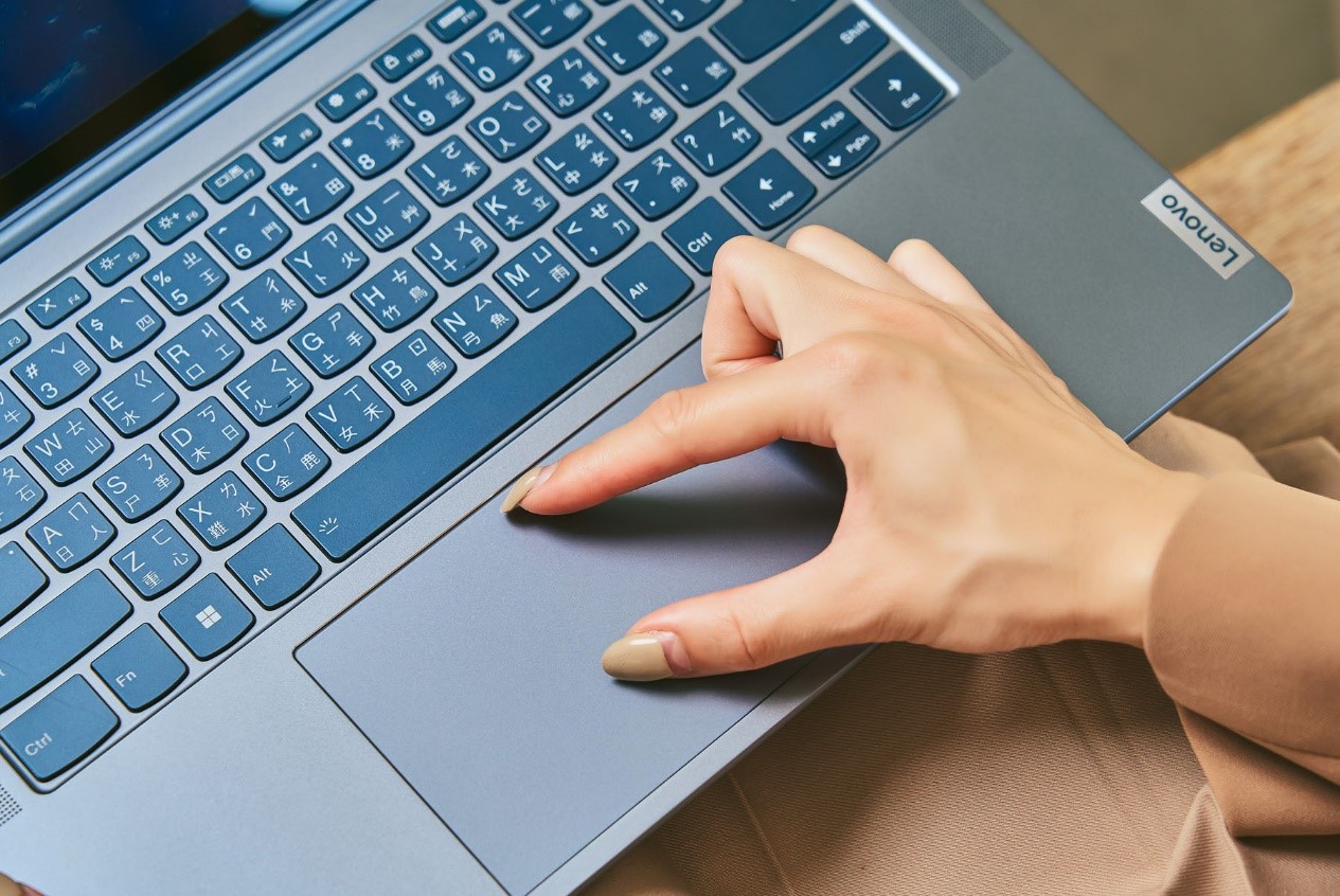Yoga Slim 7i Pro X 配置了一塊大尺寸的無鍵式觸控板，方便使用者以多指手勢進行流暢操作。
