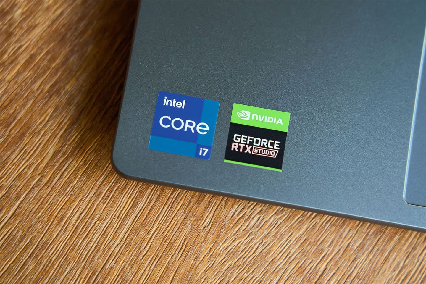 Yoga Slim 7i Pro X 載第 12 代 Intel Core i7 處理器與 NVIDIA GeForce RTX 3050 記型電腦版 GPU 的組合，效能表現有一定的水準。
