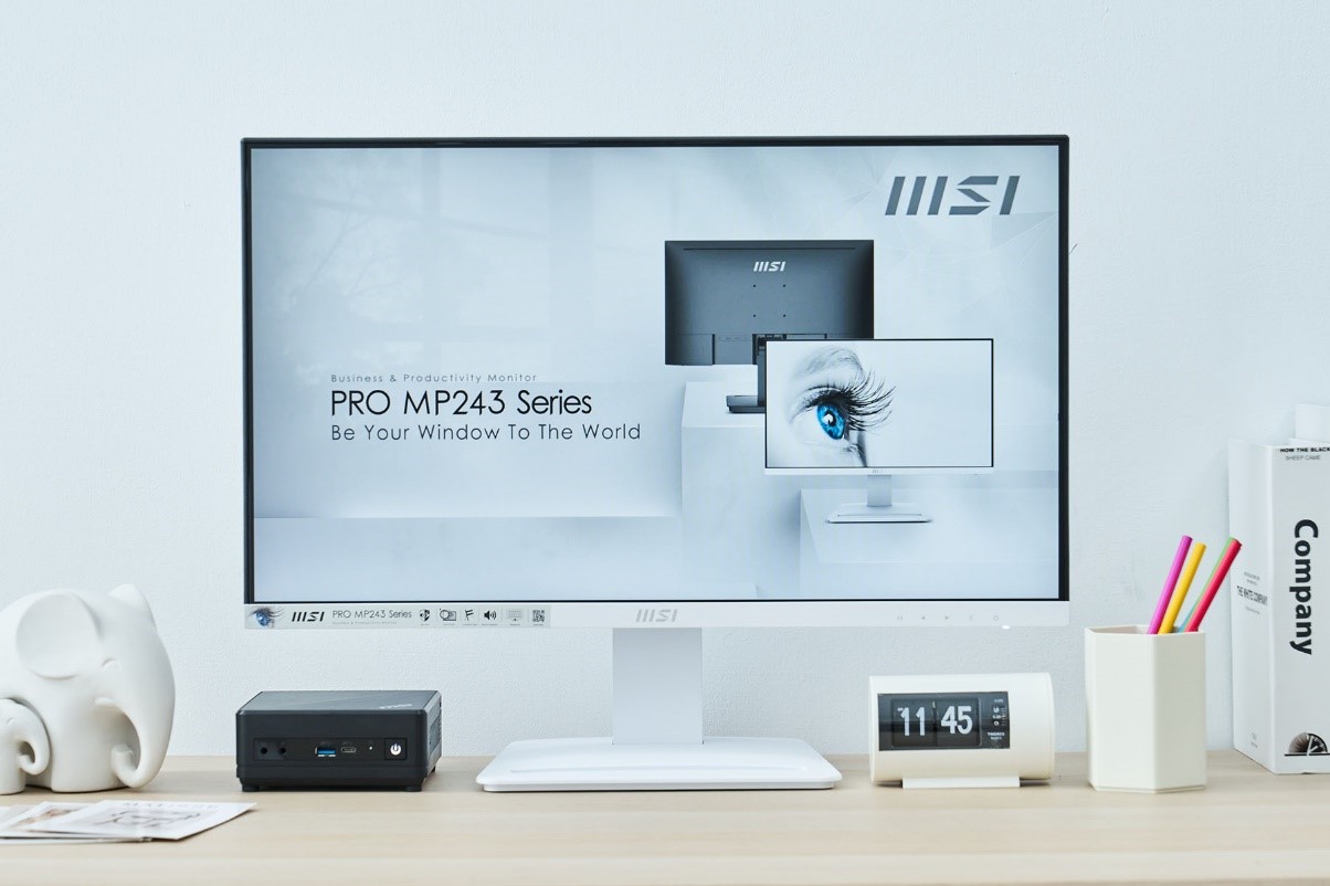 MSI PRO MP243W 全機除了面板處的黑色邊框，其他皆為純白配色，看起來既亮眼又舒服， 23.8 吋的 Full HD IPS 面板也讓這台顯示器擁有出色的顯示效果。
