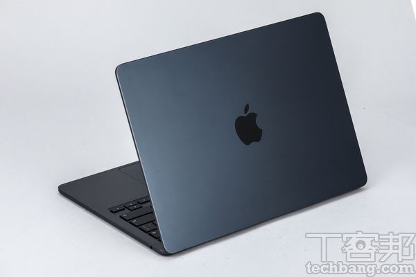  外型採用與 MacBook Pro 相同的風格，不再是過去的楔形計，且新增午夜色和星光色，款為午夜色，連蘋果標誌都是暗色系。