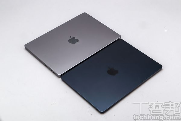 由外型上來看，M2版 MacBook Air（午夜黑）就像小一點的 MacBook Pro 14吋（太空灰）。