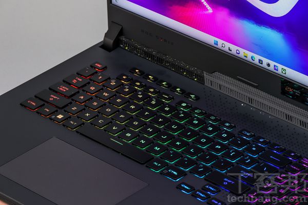 單鍵RGB燈效鍵盤鍵盤區能藉由燈光呈現玩家個性，整體亮度也足夠，觸控板比例則適。