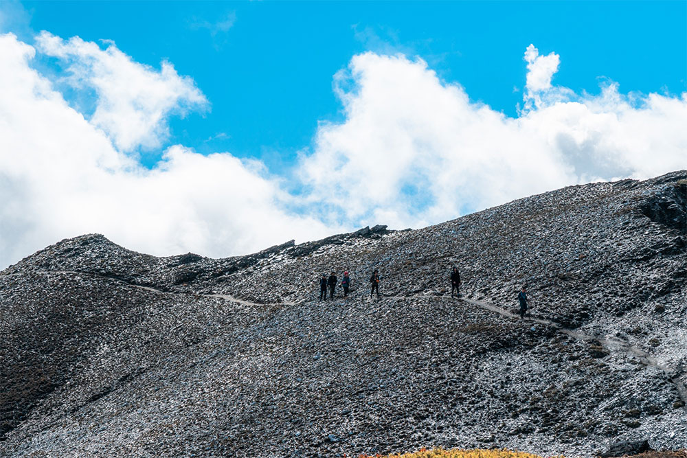 高海拔登山對於體能的考驗甚大，行李皆以輕裝為原則（照片攝自奇萊山北峰，秋天剩旅行團隊提供）。
