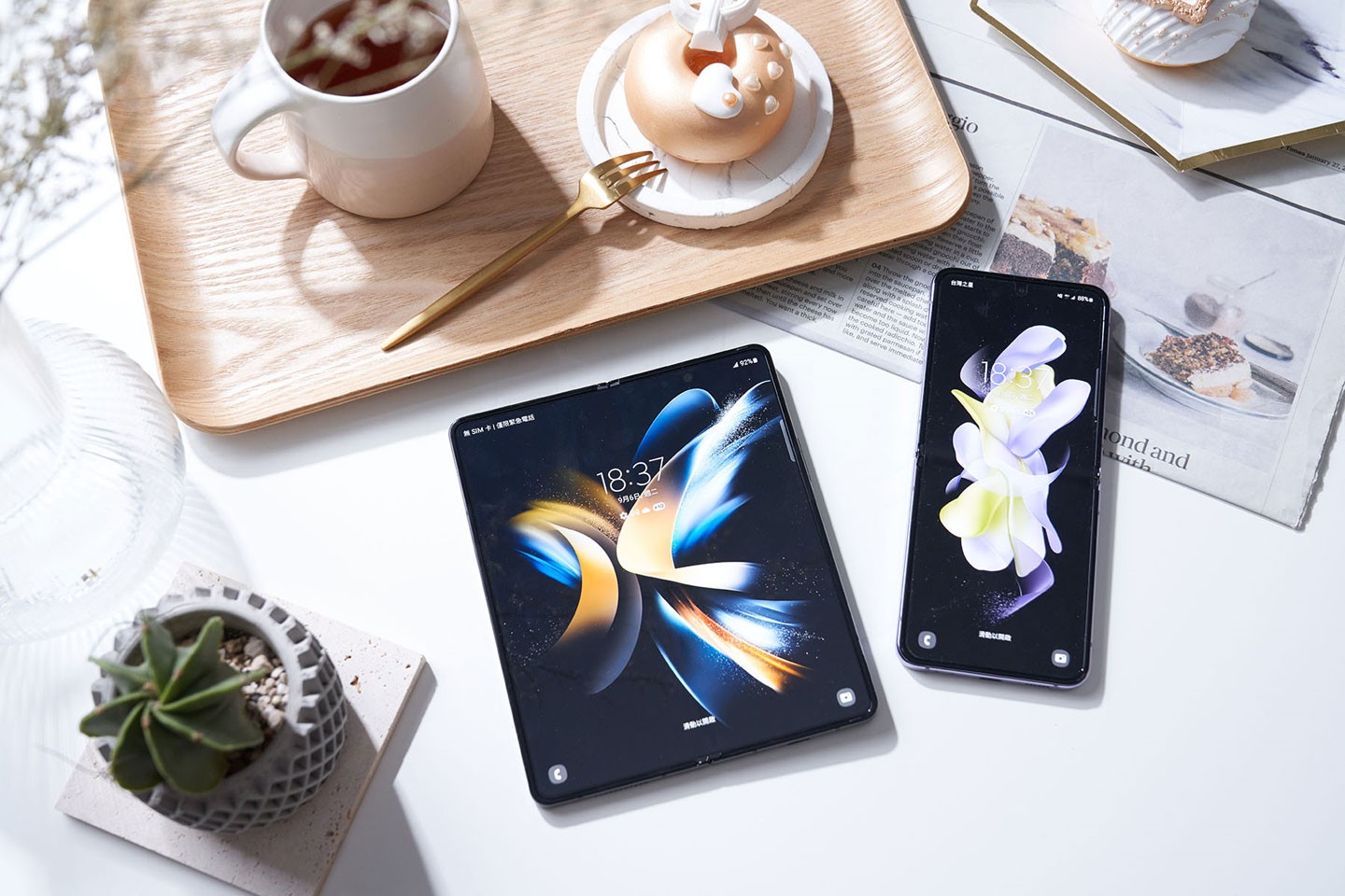 全新上市的 Galaxy Z Fold4 （圖左）與 Z Flip4（圖右）是三星在可摺疊螢幕手機領域的集大成之作。
