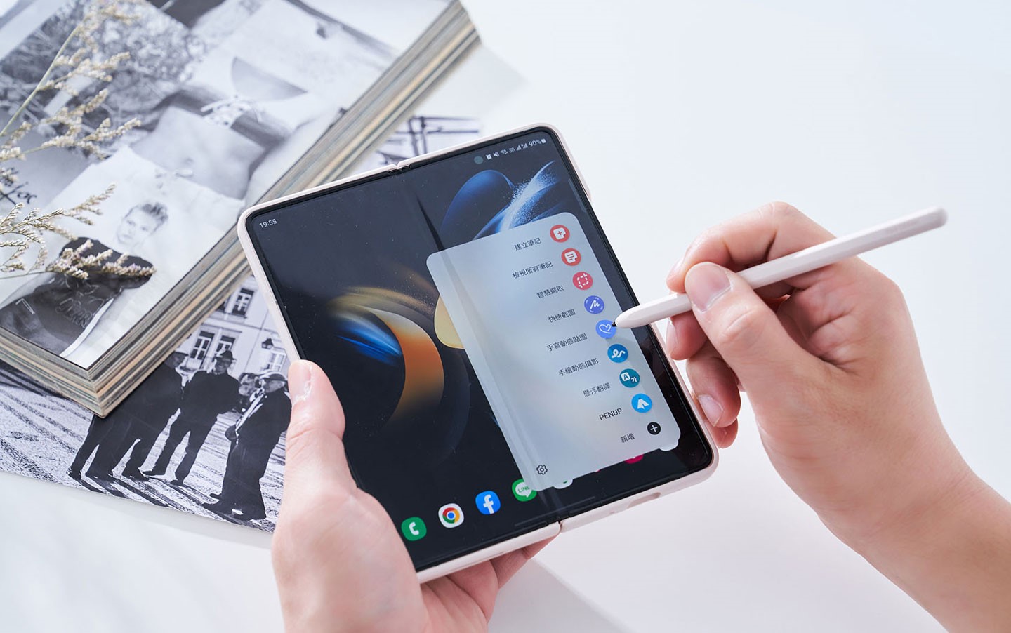 Galaxy Z Fold4 稱得上是目前三星旗下的「生產力王者」，不僅擁有可以隨身攜帶的 7.6 吋大螢幕，更支援 S Pen 的所有應用，讓使用者更能高效直覺地完成不同類型的工作任務。