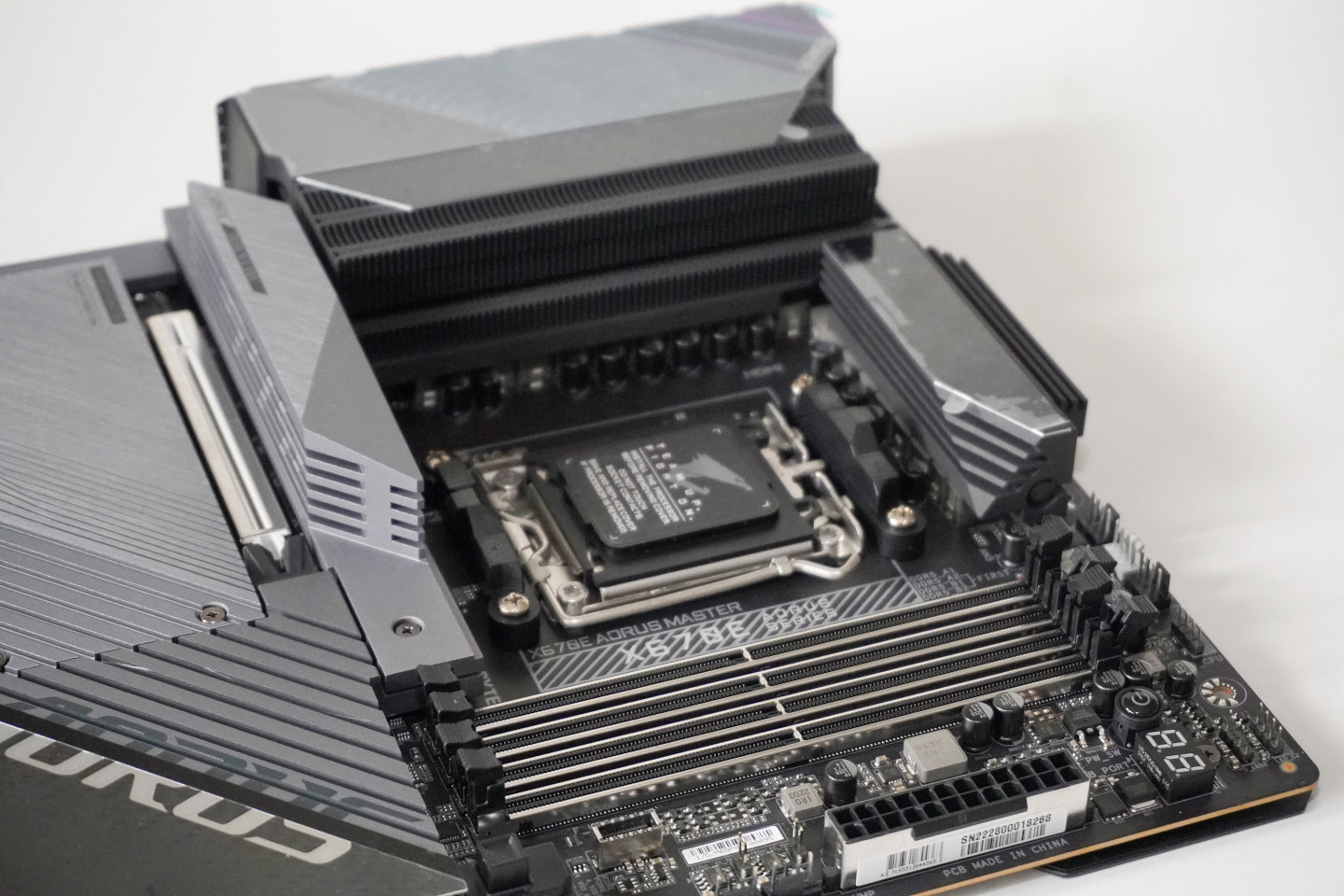 X670E AORUS Maste採用20相供電計（16 VCore + 2 SOC + 2Misc），並在電源模組與第1條固態硬碟部分覆蓋大型散熱片，具有4條DDR5 DIMM插槽。