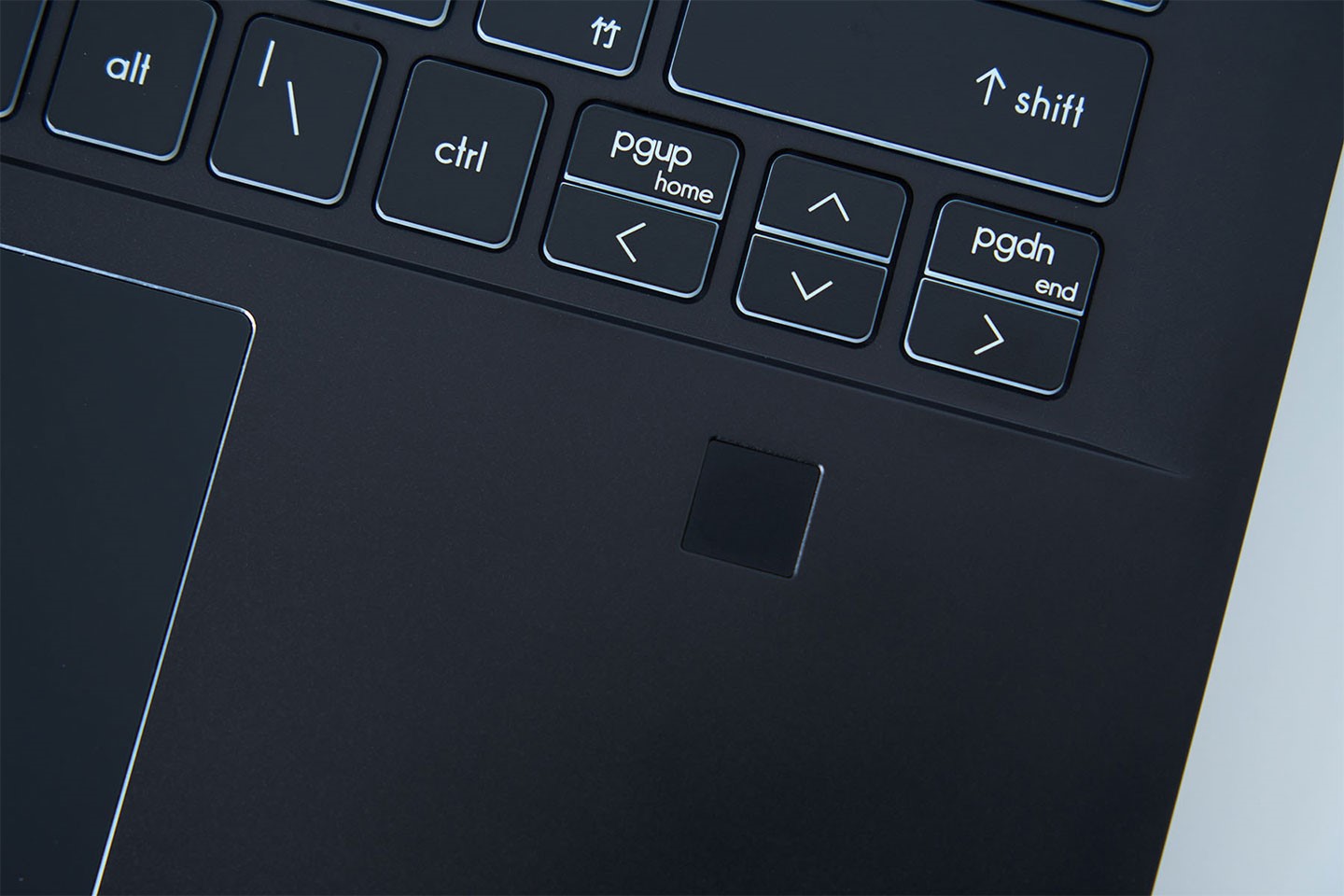 鍵盤右下角也標配指紋辨器，可配 Windows Hello 大幅提升系統便利性與安全性。