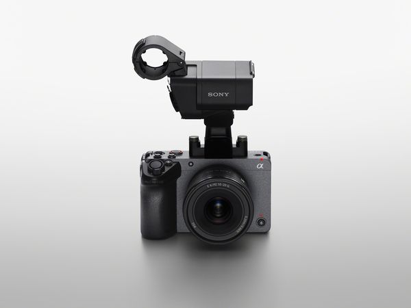 Sony Cinema Line 最新 Super 35電影級數位相機 ILME-FX30 (隨附XLR拍攝手把套組)與單機身 ILME-FX30B 即將於 10 月在台上市，建售價未定。