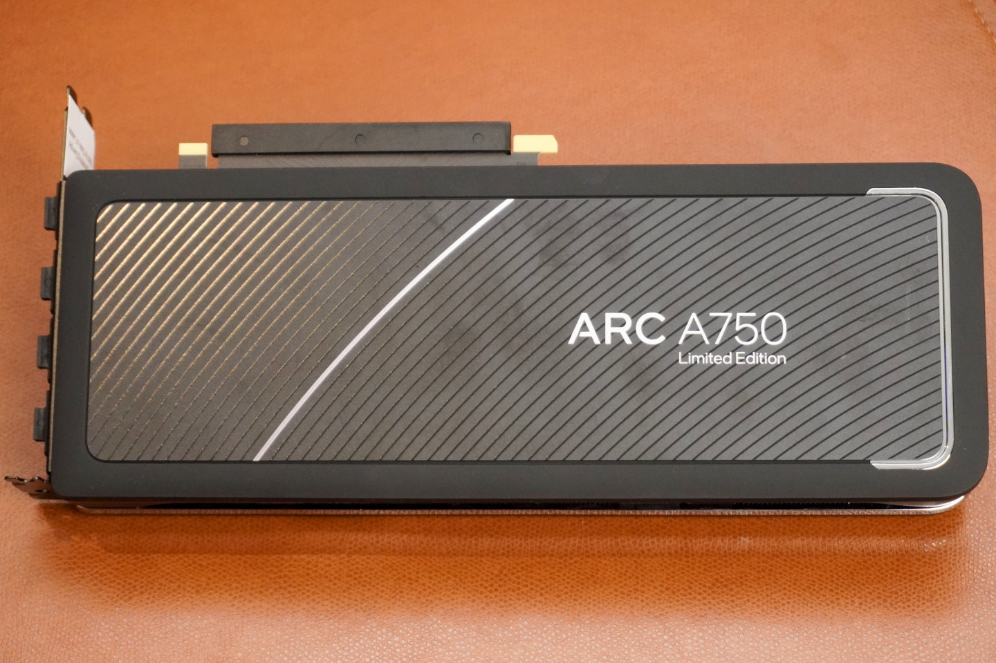 Arc A750的造型與Arc A770相當接近，不過整張顯示卡都沒有RGB燈光功能。