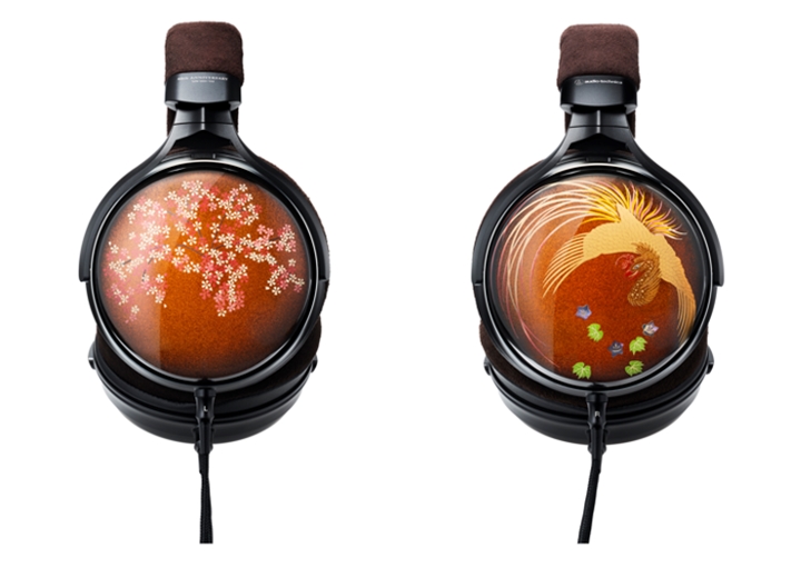 ATH-W2022 耳罩式耳機機殼左側繪有象徵日本的盛開櫻花，右側則繪製了日本文化裡被人們所尊崇，象徵和平的鳳凰。