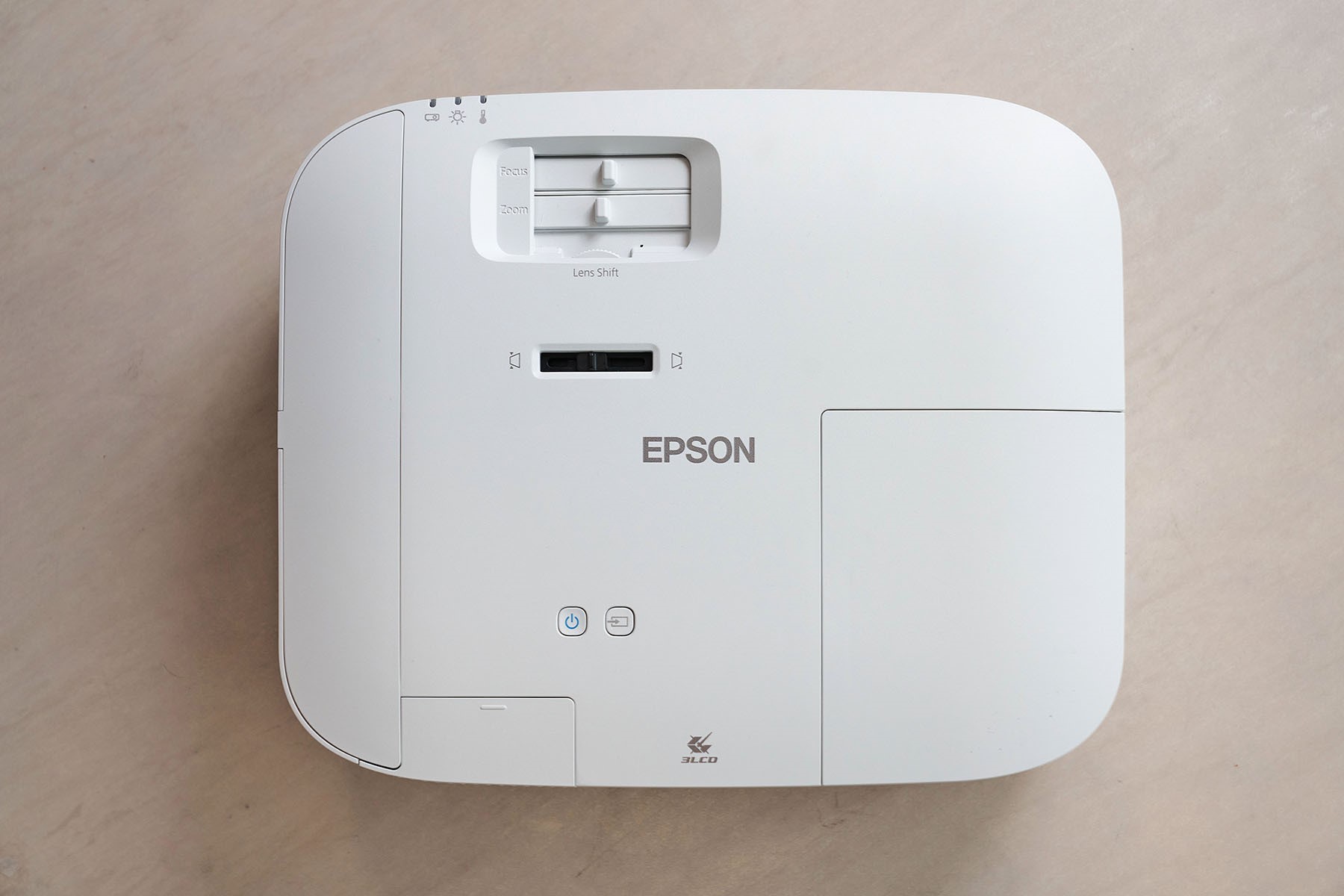 Epson EH-TW6250 4K 智慧劇院遊戲投影機評測：在家也能體驗不輸電影院