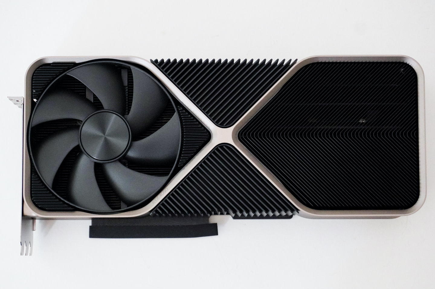 GeForce RTX 4090 Founders Edition散熱器的計概念與RTX 30世代相近，前端風扇會吸入冷空氣，並由擋板位置排出熱空氣。