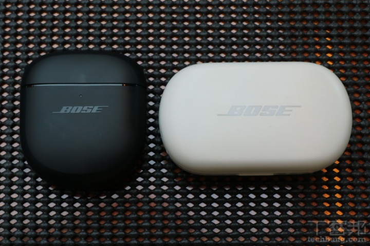 左為第二代 QuietComfort 充電盒，其採用的是扁平狀的圓角類盾牌型計，右邊是一代的橢圓型充電盒，兩代充電盒造型與大小具有明顯差異。