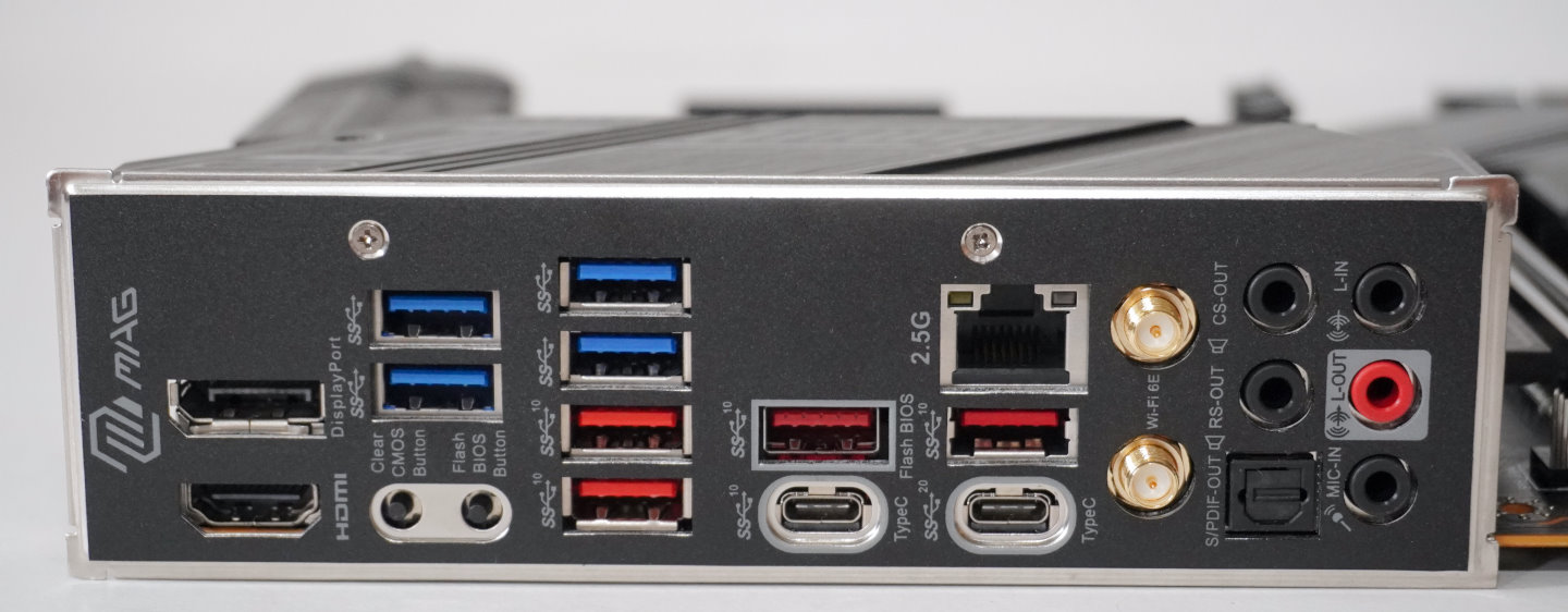 I/O背板提供2.5GbE乙太網路，共8組USB Type-A端，以及傳輸速度為10Gbps/20Gbps的USB 3.2 Gen2/Gen2x2 Type-C端各1組。