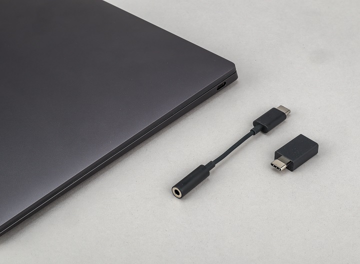 隨機配置 USB Type-C 轉 USB 3.0 Type-A 轉接、USB Type-C 轉 3.5mm 耳機轉接。