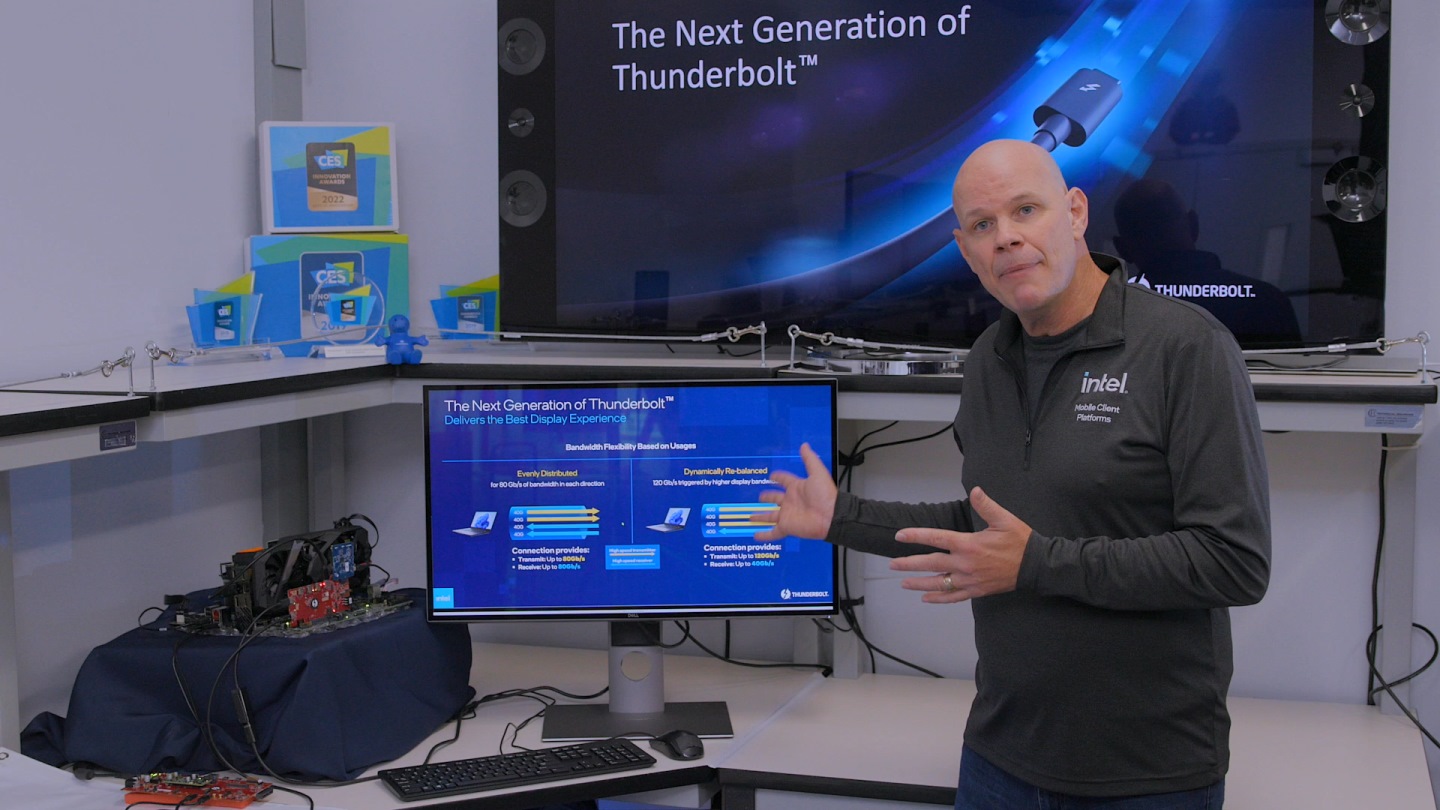 Intel Thunderbolt技術行銷經理Lyle Warnke展示透過Thunderbolt 4傳輸纜線，同時輸出8K畫面並取固態硬碟。