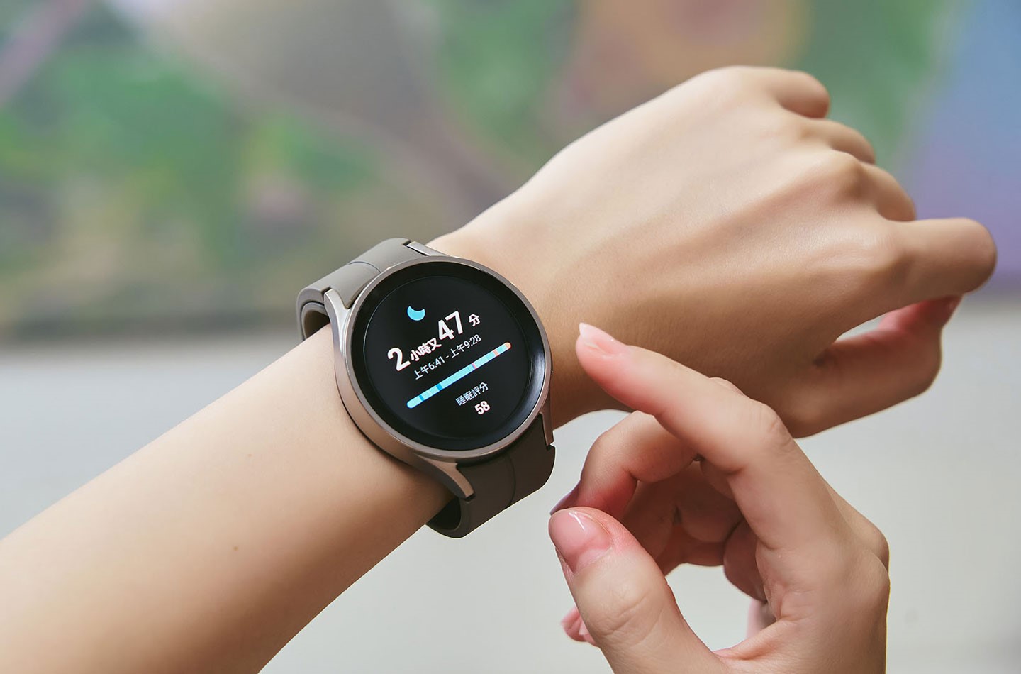 現代人因壓力大、工時長，容易出現睡眠品質不佳的情況，經常一覺醒來覺得還沒睡飽，但卻不了解睡眠究竟出了什麼問題，這時，非常建利用 Galaxy Watch5 Pro 的睡眠偵測功能來收集睡眠時長、深眠與淺眠的時間…相關資訊，並為每一次睡眠進行量化評分，作為改善睡眠狀態的依據。