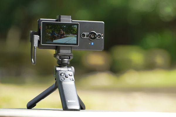 專化的配件選擇 目前手機廠商也針對 Vlog 與錄影用途推出多樣化的配件，例如藍牙拍攝手把與外接螢幕。