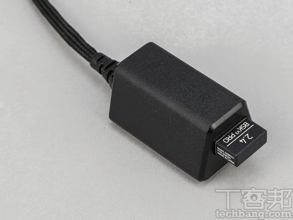 2.4GHz接收器 隨機有連接線、USB轉接上，方便因應不同環境配使用。