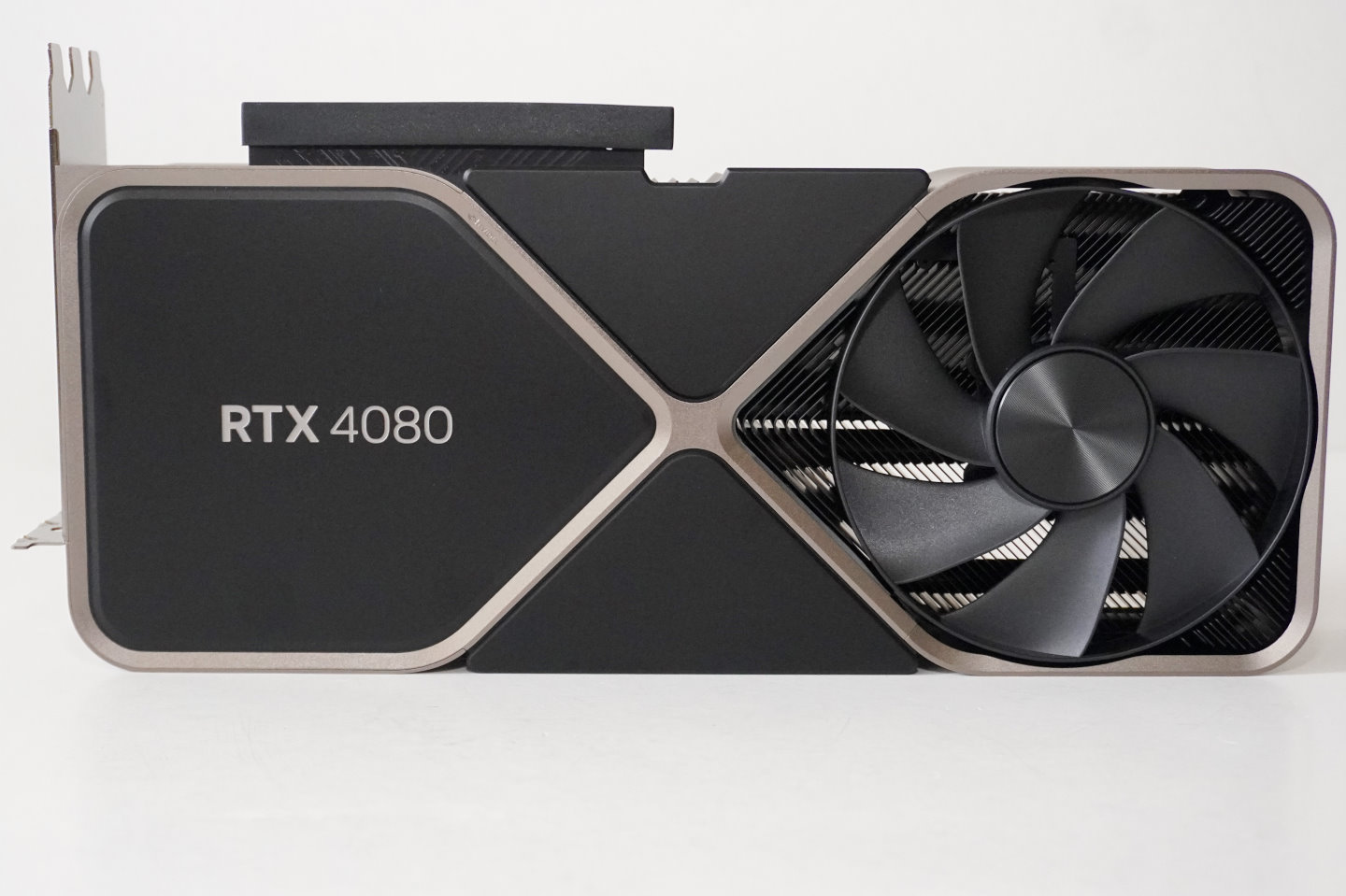 GeForce RTX 4080 Founder Edition一樣採用3槽的尺寸計。
