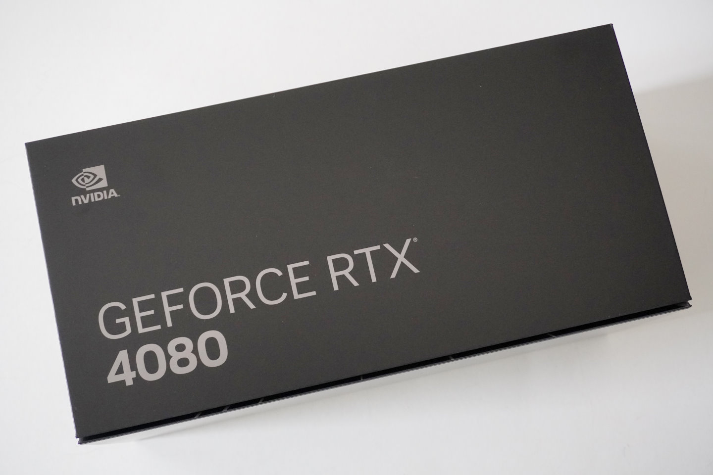 GeForce RTX 4080 Founder Edition的外盒也跟GeForce RTX 4090 Founder Edition幾乎一模一樣（請參考開箱文）。