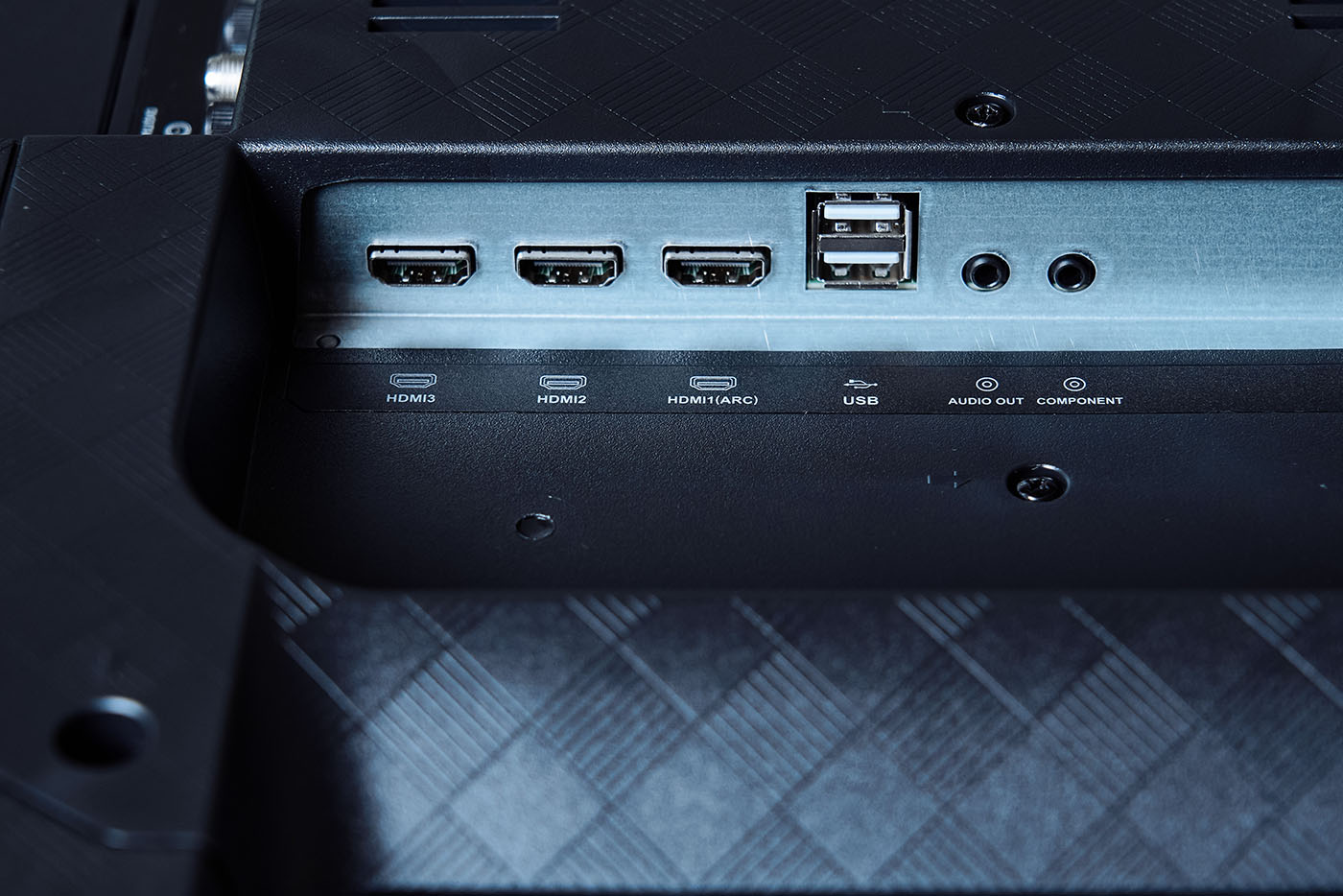 T65 提供豐富的傳輸介面，分別位在機背的側面以及下方，其側邊的端群包含三組 HDMI 輸入，兩組 USB 輸入以及一組音訊輸出，一組色差視訊輸入。