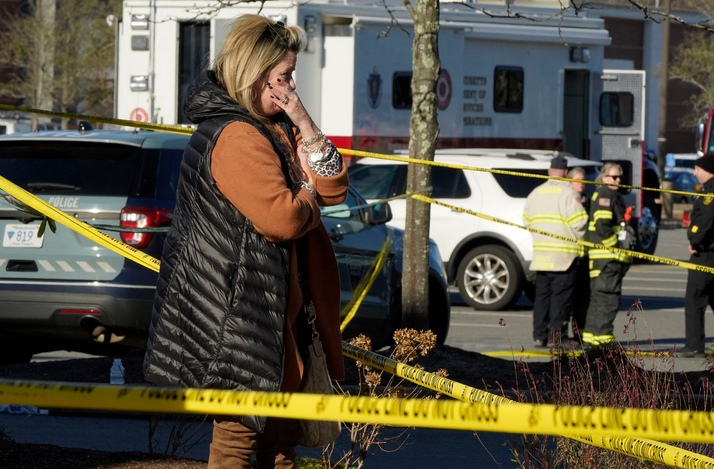 美國蘋果直營店休旅車衝撞導致117傷，司機聲稱腳被卡在油門上