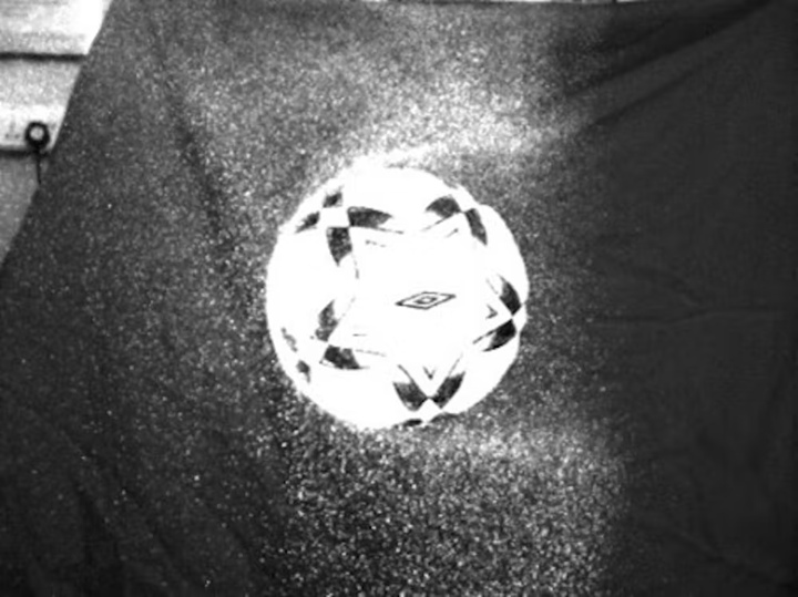 在低速時，空氣只會接觸足球前半部分的表面，然後以一種被稱為層流（laminar flow）的方式脫離球表面，如這張風洞照片所示。圖片來源：約翰‧艾瑞克‧戈夫（ John Eric Goff）（CC BY-ND）arstechnica.com 
