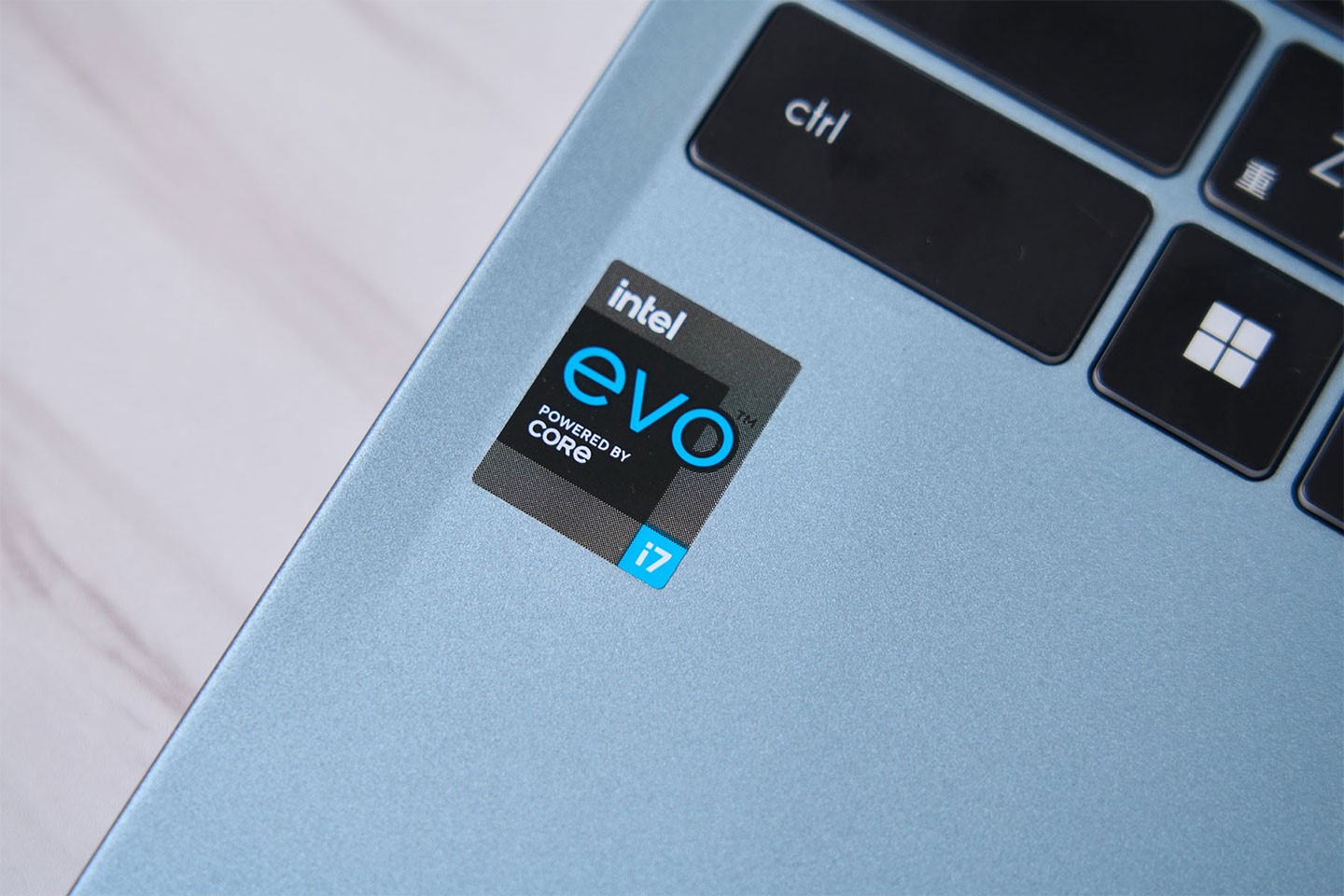 醒目的標籤貼紙示 MSI Prestige 14 Evo 是一台通過 Intel Evo 平台認的高效電。