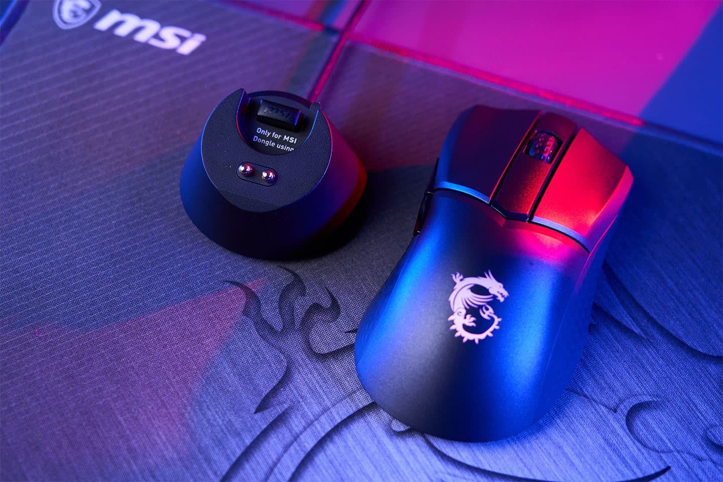MSI CLUTCH GM31 LIGHTWEIGHT WIRELESS has the same design of mouse body and dedicated charging stand as last year's GM41 series, similar in appearance but smaller in size.
